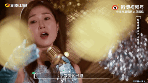 万绮雯一袭蓝裙,再现经典画面
