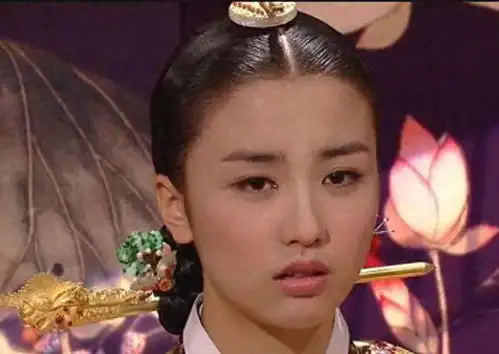 郑兰贞艺伎出身,毒死原配上位,在后宫与多人保持不正当关系
