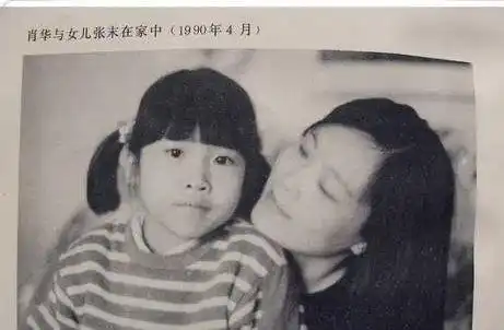 张艺谋和巩俐的亲密旧照巩俐崇拜看着张艺谋的样子,像极了爱情
