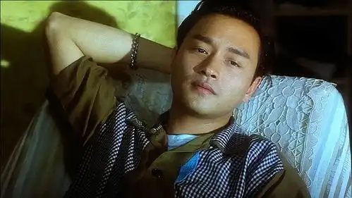 59岁李莫愁与梁小龙聚会颜值崩塌认不出,与李若彤似两代人
