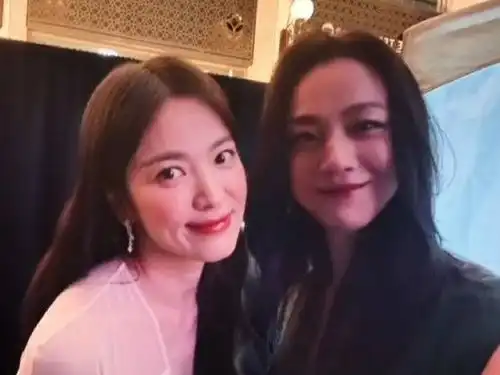 汤唯晒去年百想合影与宋慧乔裴秀智朴宝剑同框合照