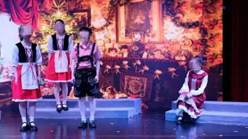 上海市女子监狱里,罪犯排演的雷雨音乐之声有何不同
