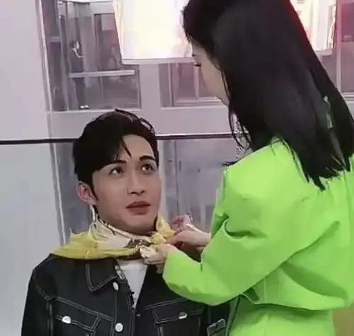 景甜张彬彬合体变望妻石,对比去年的成毅袁冰妍,差距太明显