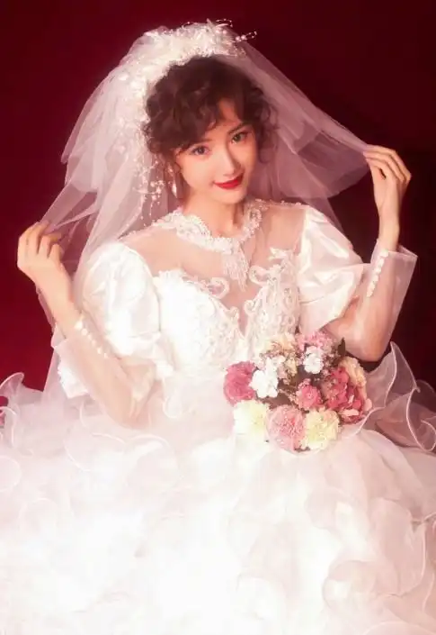 乔三丽结婚照来了33岁毛晓彤晒复古大片,一袭红裙气质太绝了
