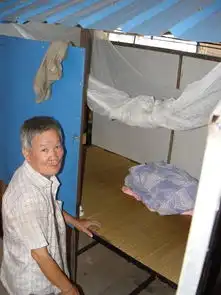 海口退休老人自制铁皮房车蜗居
