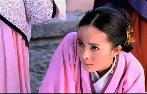 美人心计窦漪房救下挨打的雪鸢,这举动就换取了雪鸢一辈子的忠心
