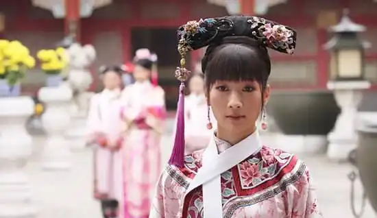 甄嬛传都是低位妃嫔,为何安常在头饰比莞贵人贵重
