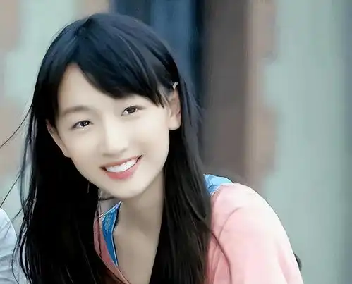 影后周冬雨表面单纯小白兔,私下生活混乱,不拉窗帘玩游戏
