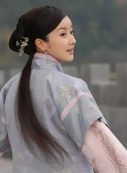 清纯小花整成僵尸脸爱抢台词被导演安排人打到毁容