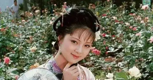 红楼梦中作者为什么一再强调宝钗的衣着半新不旧,住处很素净呢

