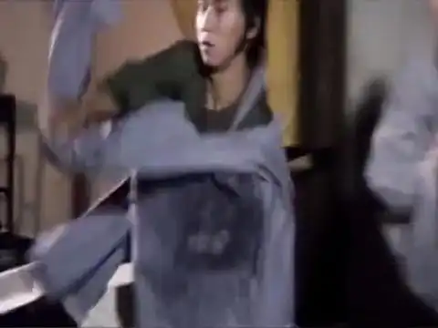 奇门遁甲梁家仁听到有人敲门,感觉不对劲,立马就和树根合体了