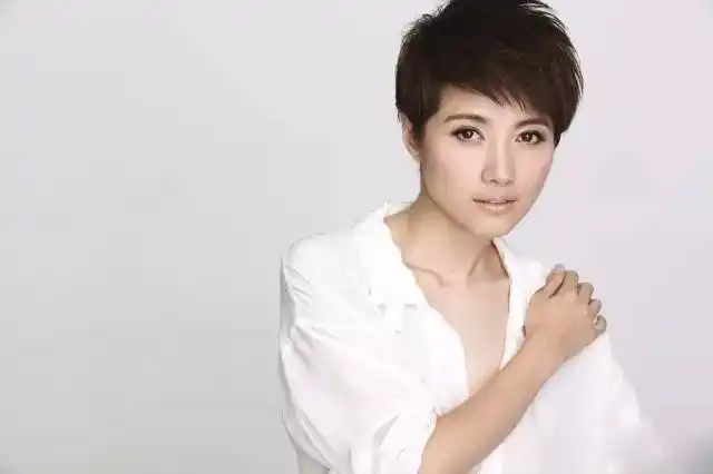 靳东回济宁老家视频曝光原来,这些一线名人都是咱济宁人
