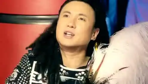 夏洛特烦恼里,仔细看穿越后的夏洛,不管在哪都穿着鸡毛装
