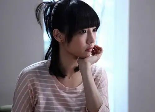 白百何懒理隐婚生子传闻,独自带娃商场游玩,陪儿子打游戏很开心
