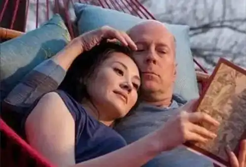 2012年,许晴和好莱坞巨星合作剧照,许晴小鸟依人两人很有cp感