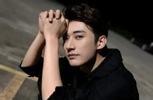 他的出现,让我终于明白了什么是陌上人如玉,君子世无双
