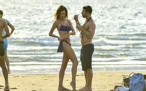 亚历山大安布罗休穿蓝色比基尼在海边拍大片,很有浪漫色彩