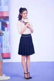 听说,衬衫裙装是春天最应景的搭配哦
