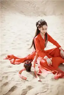 戚薇红衣诠释沙漠风情网友霸气唯美很金镶玉
