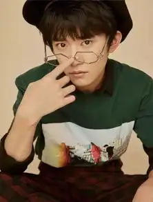 将头发梳成大人模样,报告易烊千玺又在街头撩妹了