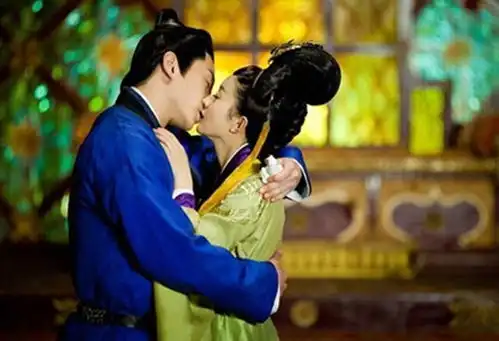 李易峰愿意吻任何女星唯独拒绝赵丽颖,颖宝4字神回复,太尴尬了
