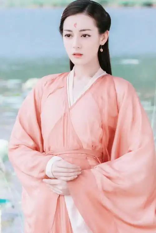 热巴在热带雨林中又是秀长腿又是小露香肩,一颦一笑甚是迷人
