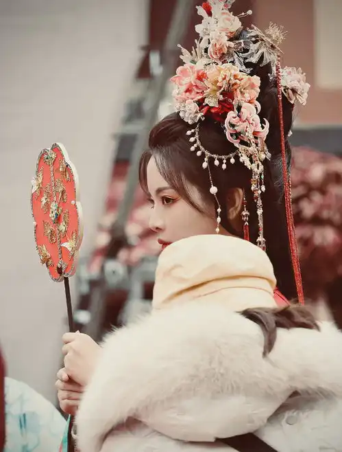 杨超越新剧七时吉祥路透曝光,大红嫁衣配古早发型,惊艳
