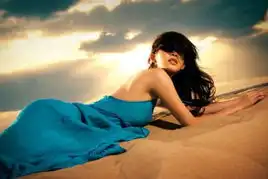 蓝色妖姬热情奔放的沙滩之旅
