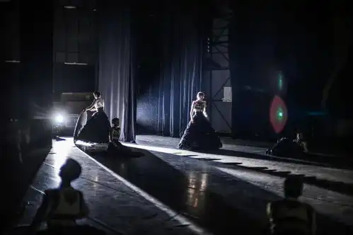 曼洛丽塔陈x安魂曲首演剑走偏锋浓墨重彩,北京当代芭蕾舞团的魅力今夜席卷而来
