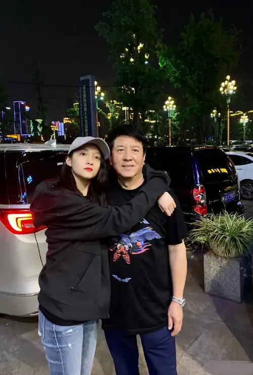 关少曾晒与女儿关晓彤合影,网友直呼全家都是大长腿
