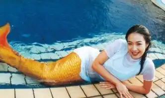 组图张伦硕夫妇海滩游玩亲吻比心钟丽缇双丸子头重现人鱼造型
