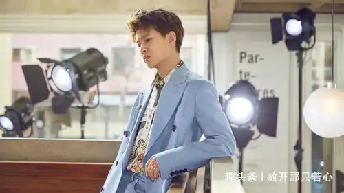 任嘉伦在巴黎时装周撞衫黑人明星,身高输了一个头,全靠颜值取胜
