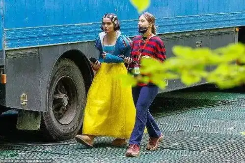 哈哈,原白雪公主导演儿子抨击翻拍父亲会死不瞑目
