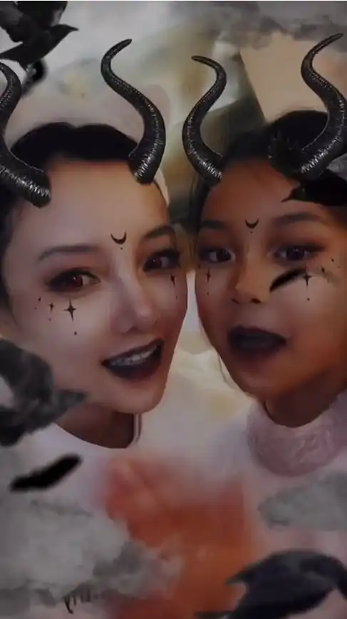 甜馨古装造型已是窈窕淑女,和李小璐万圣节互动超有爱