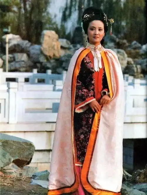 邓婕的王熙凤珍贵剧照几十张,太惊为天人了,无人超越
