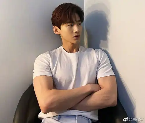 白敬亭童年照曝光小脸肉嘟嘟的超可爱,型男还穿过花裙子
