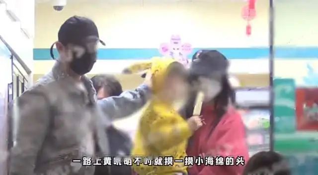 杨颖小海绵三亚度假,素颜baby抽烟被抓拍,连点两根烟瘾大