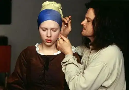 戴珍珠耳环的少女光影背后
