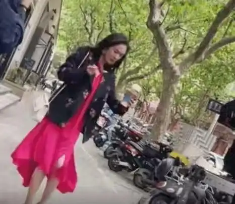 35岁杨幂坐豪车拍戏,穿红裙身材曲线诱人,雪糕掉裙上一脸嫌弃