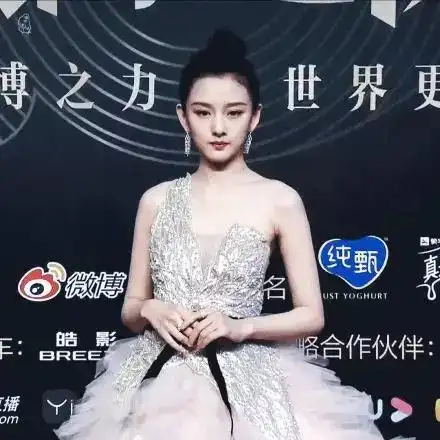 微博之夜红毯比美宋祖儿似仙女,赵丽颖显疲惫,郑爽输得彻底
