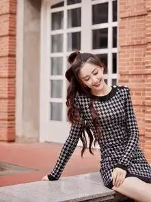 演倚天屠龙记被赞最美殷素素,穿黑白烫钻紧身裙,太有韵味了