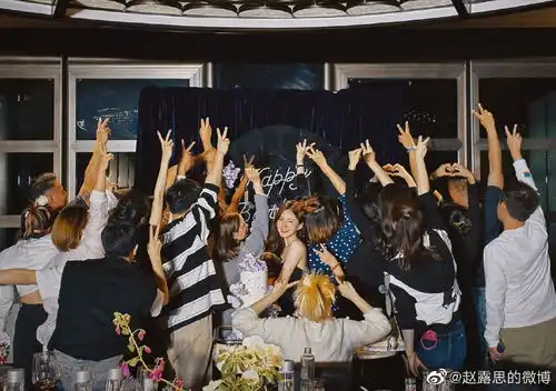 组图赵露思晒24岁生日庆生照穿黑色吊带长裙笑容甜美