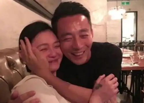 汪小菲妈妈与孙女亲密互动,7岁玥儿夸奶奶漂亮,网友情商很高