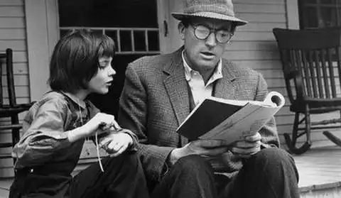 杀死一只知更鸟知更鸟什么坏事也不做,只是衷心的唱歌给我们听
