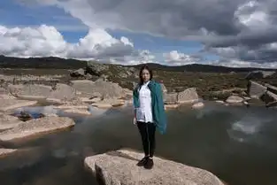 崎岖的山路通往天空之城稻城亚丁