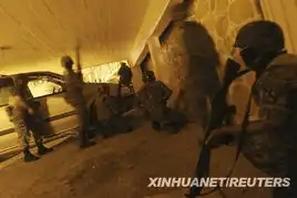 用轮椅送考生进考场
