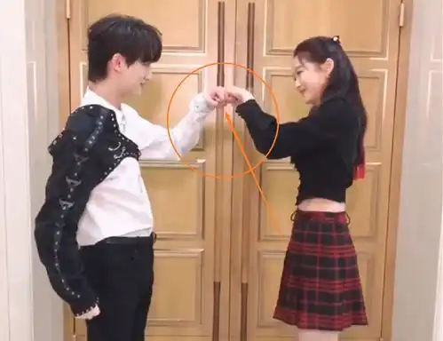 继甜蜜暴击后,宇宙姐弟时隔两年再合体,两人互动太有爱