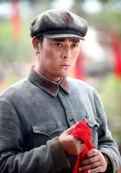 曾因拍戏被炸双目失明,患抑郁仍坚持拍戏,今38岁视帝加身生活幸福
