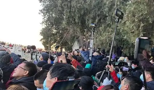 游客扎堆颐和园,争拍金光穿洞奇景,同款垃圾桶意外成网红
