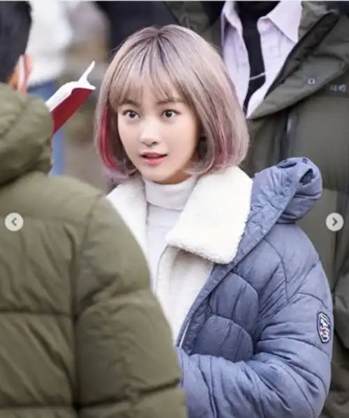 组图7号房的礼物童星新剧造型曝光短发齐刘海显甜美